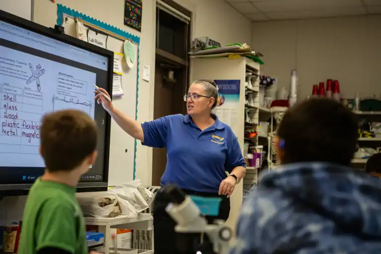 Dawn Payne, a science and music teacher at Buttonwillow Union Elementary, teaches a lesson on looking at sea shells with microscopes to students on March 27, 2023. Photo by Larry Valenzuela, CalMatters/CatchLight Local